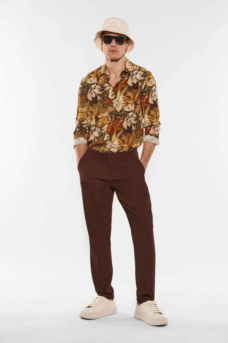 Pantaloni slim-fit monocolour con piega stirata e pinces