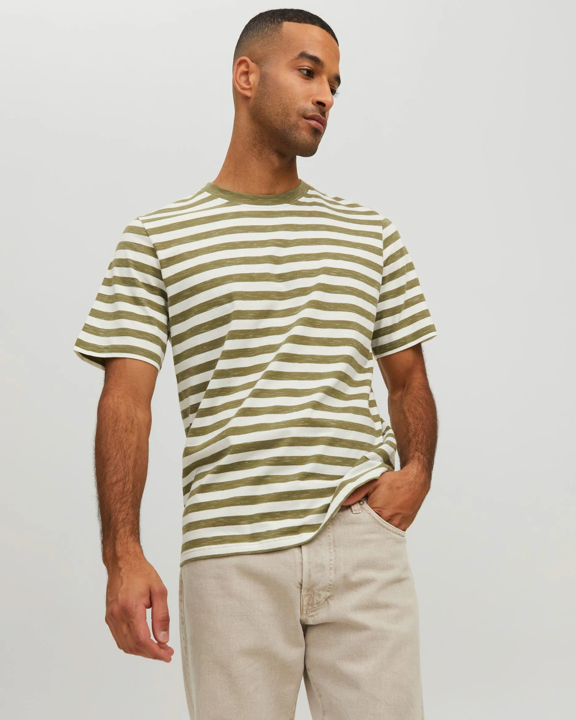 T-shirt mezza manica a righe orizzontali bianche e verde militare